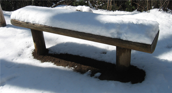 雪のベンチ.jpg